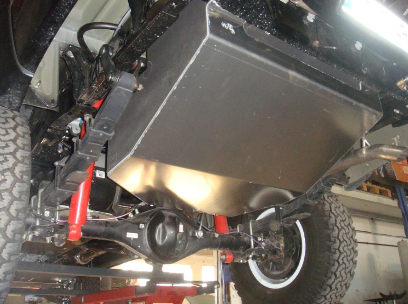 cubrecárter de aluminio montado en un vehículo