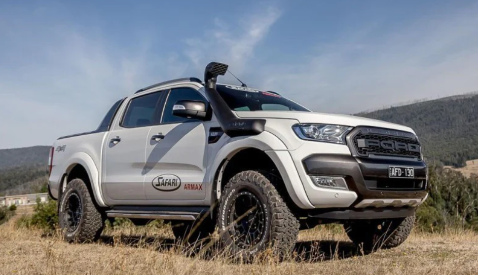 ford ranger blanco con snorkel negro en un paisaje montañoso