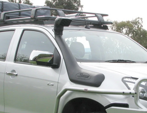 parte delantera derecha de un isuzu dmax con un snorkel negro safari 4x4