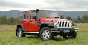 jeep wrangler 3.8l jk rojo en un paisaje verde