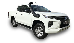 mitsubishi l200 blanco con snorkel y estribera negros