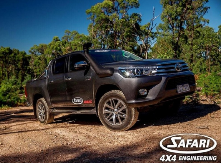 Toyota hilux revo con un snorkel safari 4X4 negro de 4X4 ingeniería