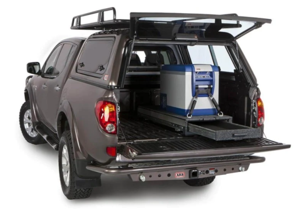 pick-up marrón con un cajón que soporta una nevera en la Bed Truck del vehículo