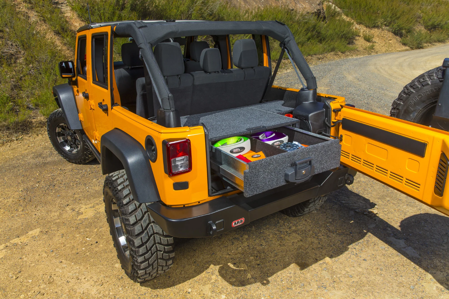 jeep wrangler amarillo open top con cajon trasero abierto arb en el maletero