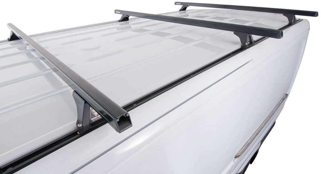 techo blanco de un vehículo con 3 barras de techo cuadradas
