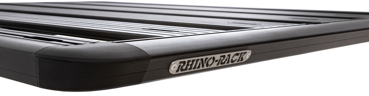 placa de la marca rhino-rack en una baca