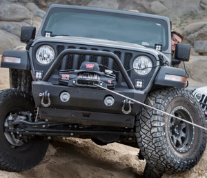 Jeep wrangler negro tirado por un cabestrante warn